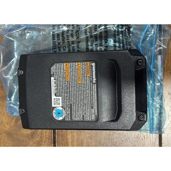 GREENWORKS Powerall 24v 2.0 Ah Battery USB Port Design - Picture 10 of 12